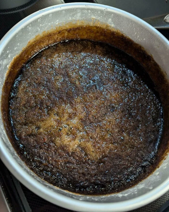 Pastel quemado en molde redondo, ejemplo de marido comportándose como "hombre" en la cocina.