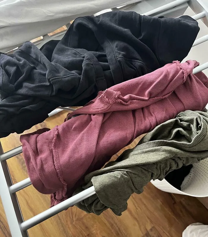 Cómo cuelga mi pareja la ropa en el tendedero