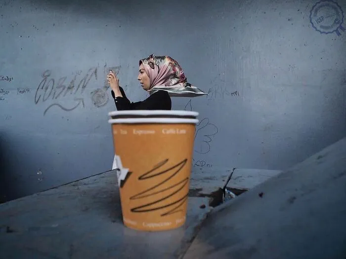 Photographer Captures 30 Spontaneous Moments That Are Too Good To Be Staged