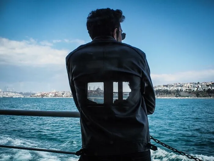 Photographer Captures 30 Spontaneous Moments That Are Too Good To Be Staged