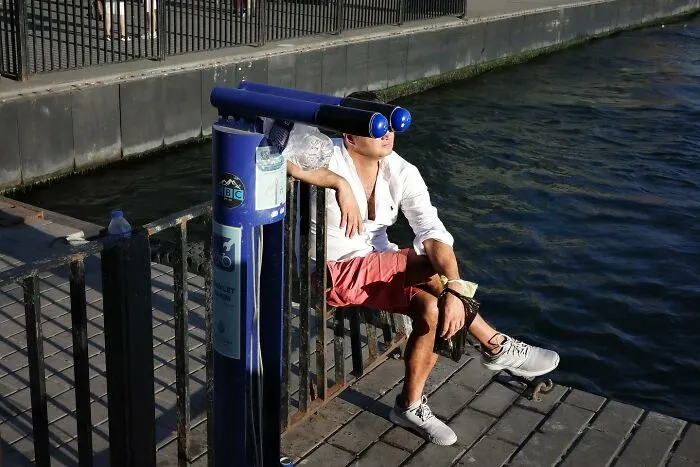 Photographer Captures 30 Spontaneous Moments That Are Too Good To Be Staged