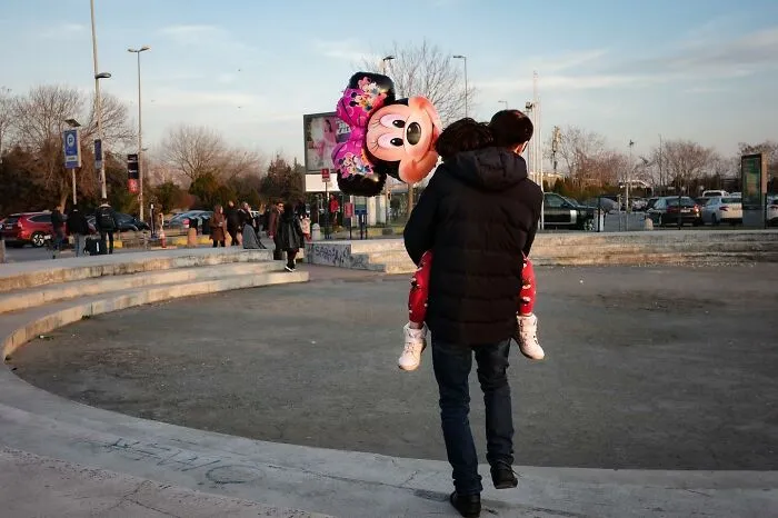 Photographer Captures 30 Spontaneous Moments That Are Too Good To Be Staged