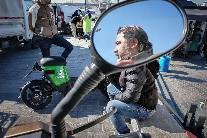 Photographer Captures 30 Spontaneous Moments That Are Too Good To Be Staged