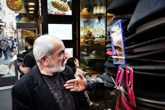 Photographer Captures 30 Spontaneous Moments That Are Too Good To Be Staged