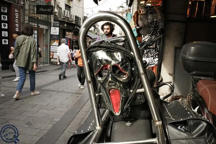 Photographer Captures 30 Spontaneous Moments That Are Too Good To Be Staged