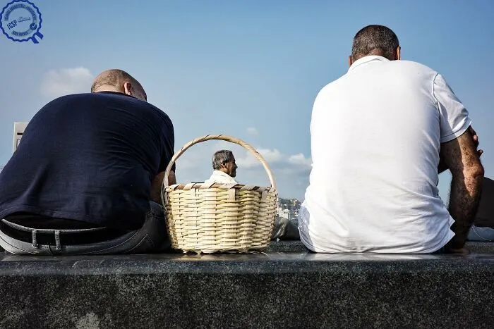 Photographer Captures 30 Spontaneous Moments That Are Too Good To Be Staged