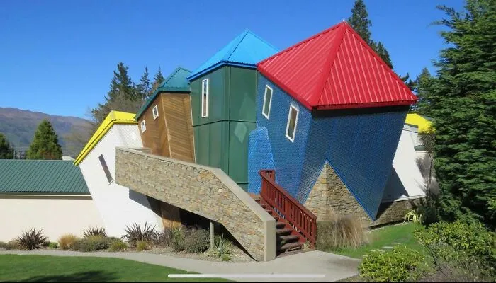 Casas inclinadas y colores llamativos que sorprendieron a los viajeros en otros países, en un entorno natural con cielo despejado.