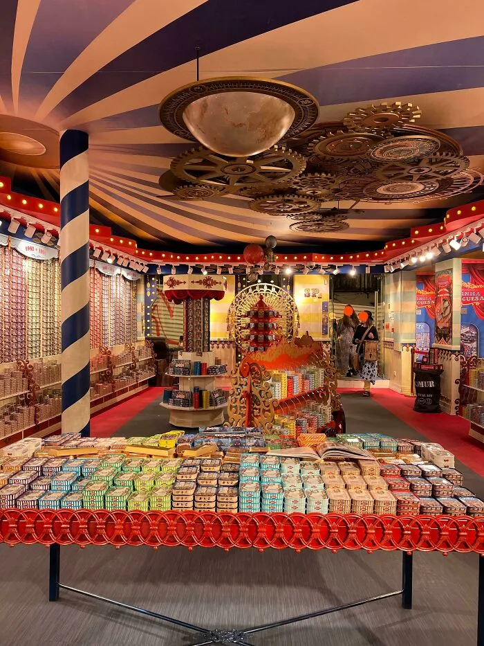 Una tienda de sardinas diseñada para parecerse a una tienda de dulces (Oporto, Portugal)
