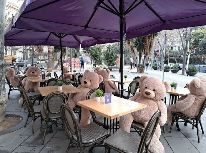 Osos de peluche sentados en terraza de restaurante al aire libre, una de las cosas que sorprendieron a viajeros en otros países.