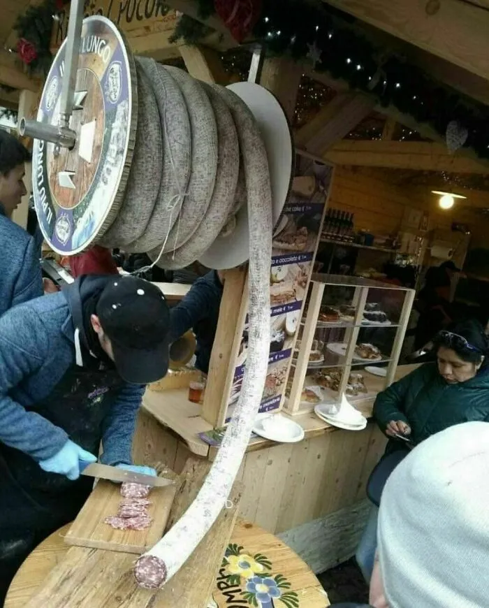 Este restaurante en Italia tiene una manguera de salami