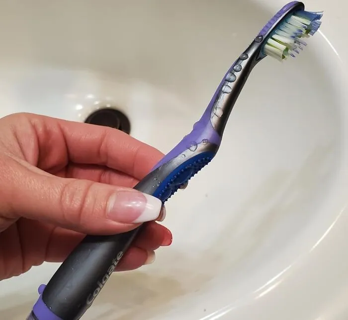<a style="display:inline;" href="https://www.amazon.com/Colgate-Advanced-Floss-Tip-Vibrating-Toothbrush/dp/B0787G4D3Q?ie=UTF8&th=1&linkCode=ll1&tag=bppear-20&linkId=e9acf775ffbd417bf40339cb7ff0721b&language=en_US&ref_=as_li_ss_tl " target="_blank"> "Using a <span Style="Font:inherit;color:#d74b1f;">toothbrush</Span> to exfoliate your lip." - <span Style="Font:inherit;color:#808080"> knov5 </Span>