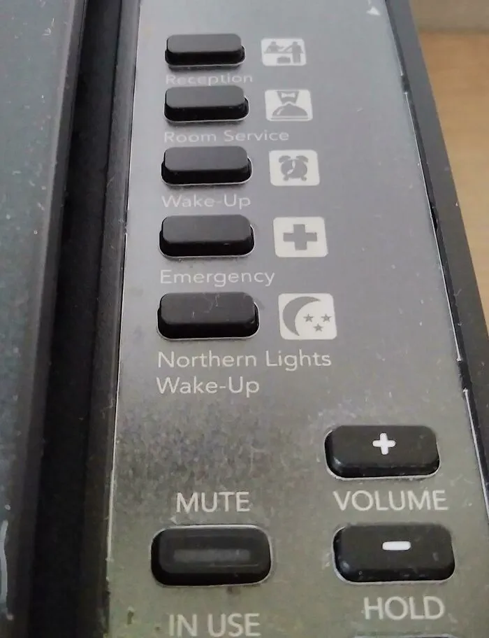 El teléfono de mi hotel en Islandia tiene un botón especial que te despertará si hay auroras boreales en el cielo.