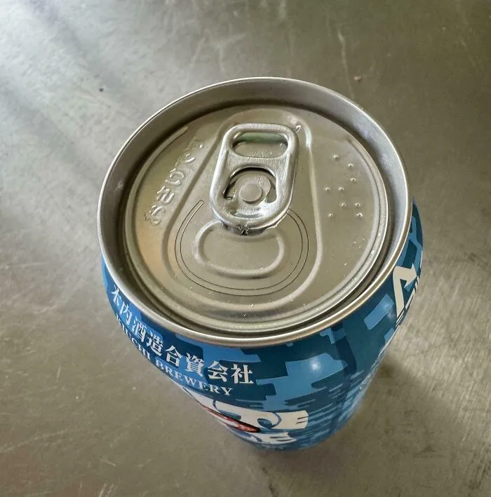 Las latas de cerveza japonesas tienen escrito en la parte superior «Esto es alcohol» en japonés y en braille.
