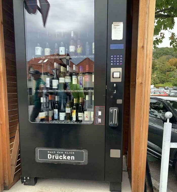 Máquina expendedora de vinos en exterior, una de las cosas que sorprendieron a los viajeros en otros países.