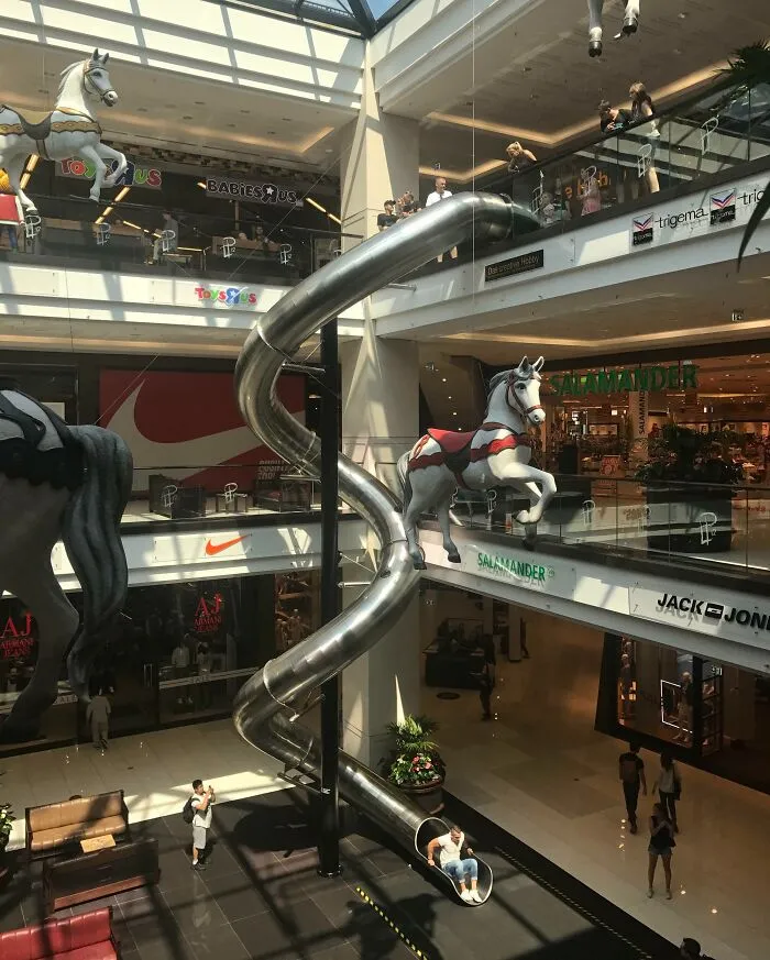 Este tobogán en un centro comercial de Berlín