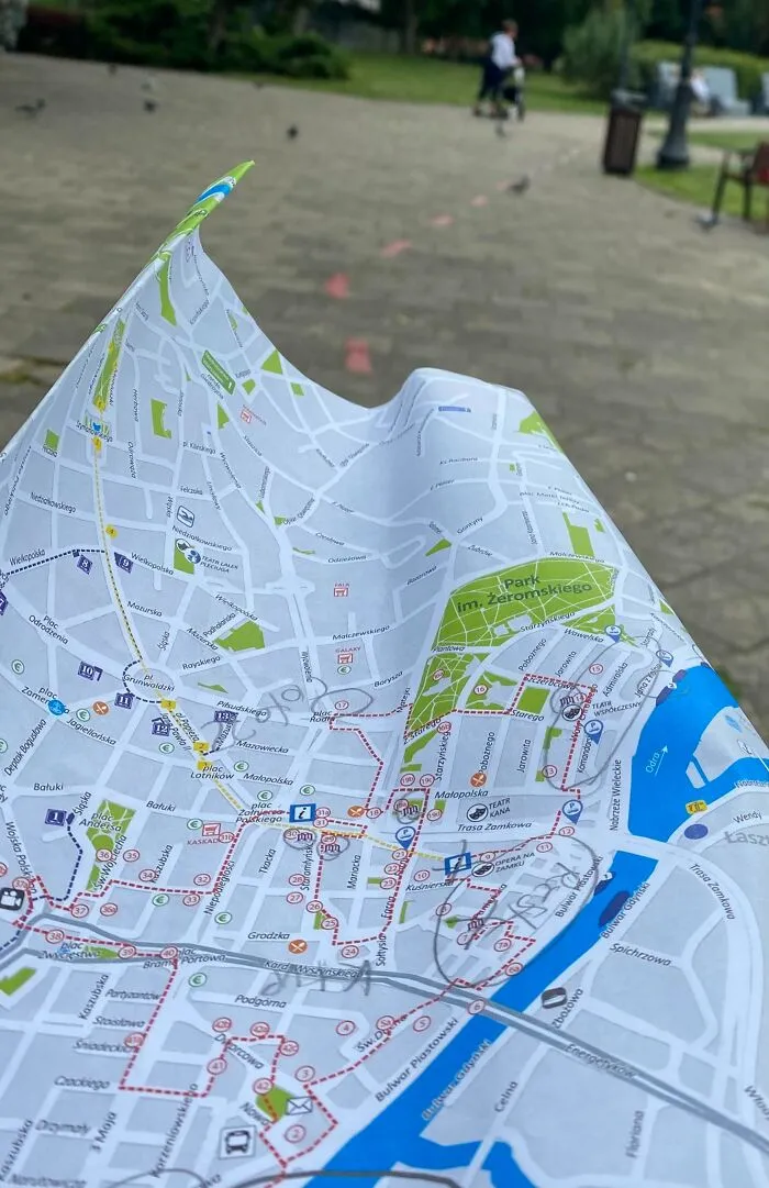 La ciudad de Szczecin, en Polonia, ofrece un mapa turístico con una línea punteada que marca las atracciones. La misma línea punteada también está pintada en las calles.