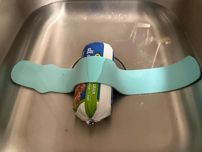This <a Style="Display:inline;" Href="Https://Www.amazon.com/Thaw-Belt-Frozen-Minutes-Instead/Dp/B0bfpg5xdp?ie=utf8&linkcode=ll1&tag=bpgoldfish-20&linkid=b2e2ef6656dcd30c1d4dc5c8f67ed580&language=en_us&ref_=as_li_ss_tl" Target="_blank"> <span Style="Font: Inherit; Color: #d74b1f;"> Thaw Belt </Span> Keeps Your Meat Submerged (And Your Dinner Plans On Track) Without The Awkward Balancing Act Of Trying To Weigh It Down With A Bowl