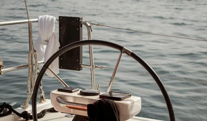 You are the captain of a boat. Because of your mistake, the boat stops working and you start floating in the open sea. There is no food and everyone is hungry. Out of desperation, everyone starts plotting and plans to eat someone. Would you sacrifice yourself because of your mistake? Or plot against someone?