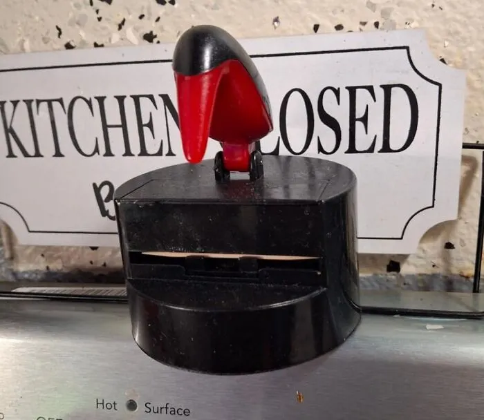 A <a Style="Display:inline;" Href="Https://Www.amazon.com/Accoutraments-Toothpick-Dispenser-Handy-Clean/Dp/B000hjbwtc?ie=utf8&linkcode=ll1&tag=bpiguana-20&linkid=a6ed26b24d43842da00cfd682635addb&language=en_us&ref_=as_li_ss_tl" Target="_blank"><span Style="Font: Inherit; Color: #d74b1f;"> Bird Toothpick Dispenser </Span> Proves That Even Hygiene Can Be Adorable (And Slightly Unsettling, If You Think About It Too Hard)