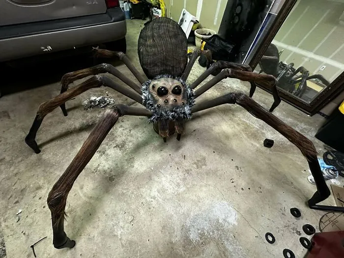 I Made A Giant Spider For My Apartment Complex’s Decorating Contest