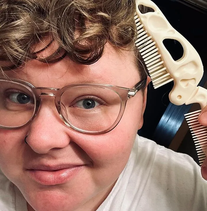 Your Hair Is About To Get Prehistoric Levels Of Style, Because The <a Style="Display:inline;" Href="Https://Www.amazon.com/Fred-Bonehead-Folding-Brush-Comb/Dp/B0041or9n2?ie=utf8&th=1&linkcode=ll1&tag=bpshark-20&linkid=3586a73a92ab5d752daeca5960a020c9&language=en_us&ref_=as_li_ss_tl" Target="_blank"><span Style="Font: Inherit; Color: #d74b1f;"> T-Rex Fossil Comb </Span> Is Here To Tame Your Mane With A Side Of Jurassic Flair