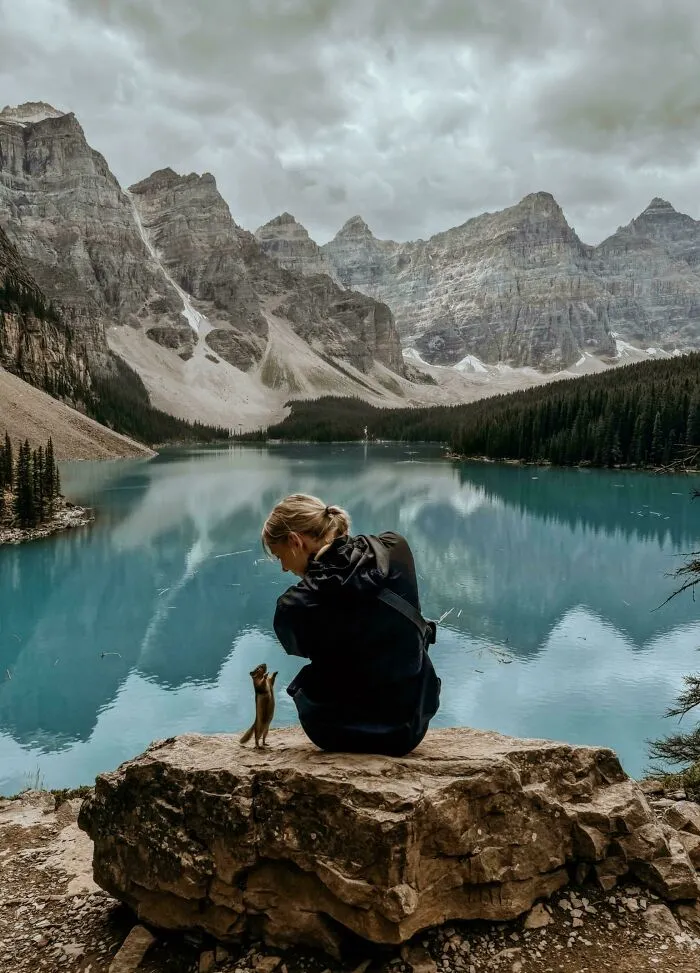 Estaba haciendo una foto de mi novia en el lago Moraine, Canadá, cuando este pequeño se unió