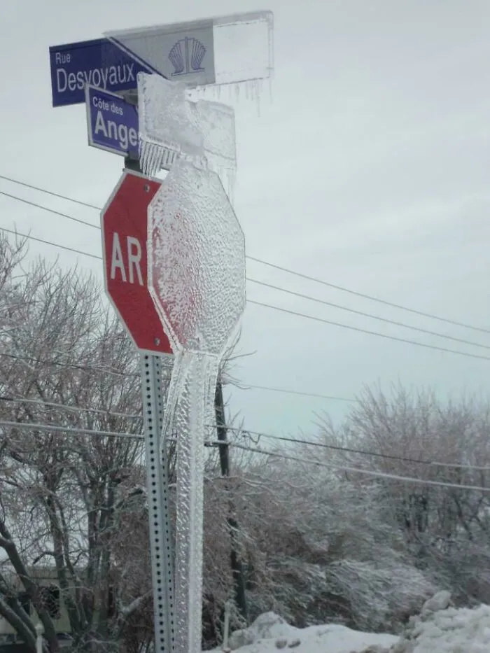 Señal de alto cubierta de hielo en invierno canadiense.