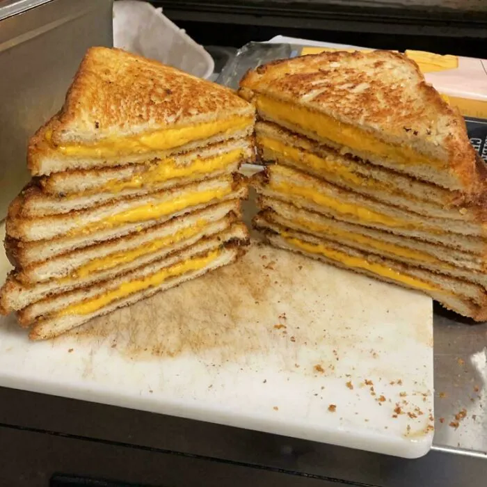 El camarero volvió y dijo que tenían un cliente autista y que todo lo que quería era una torre de queso a la parrilla. Yo estaba más que feliz de hacerlo