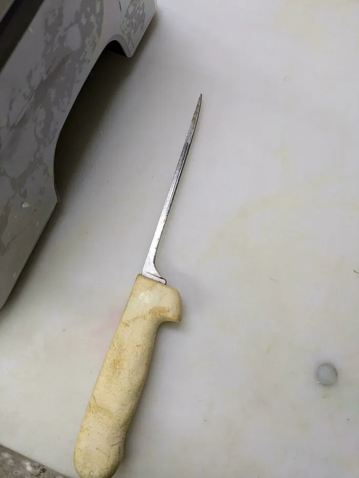 Este es un cuchillo real que utiliza el cortador de pescado en mi trabajo actual. Lo ha estado usando durante 35 años.