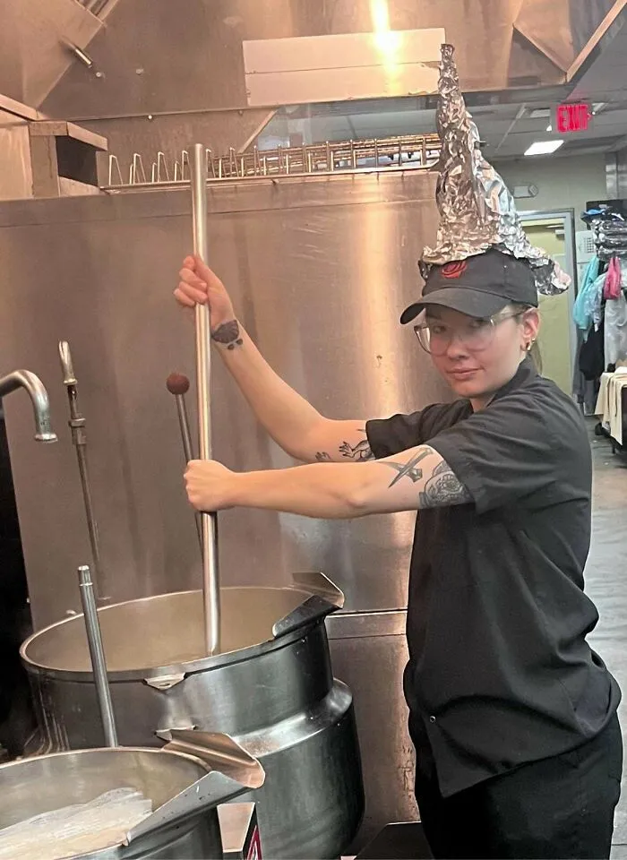 Cómo se siente al preparar sopa en la olla grande