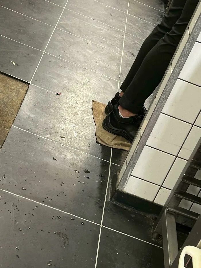 Convencimos a un becario de que si se pone de pie sobre una toalla mojada, no llorará por la cebolla