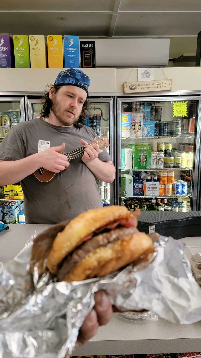 Le hice una hamburguesa a un tipo. Quería una foto mía con mi ukelele. Pero también quería la hamburguesa en la foto. Este es mi trabajo