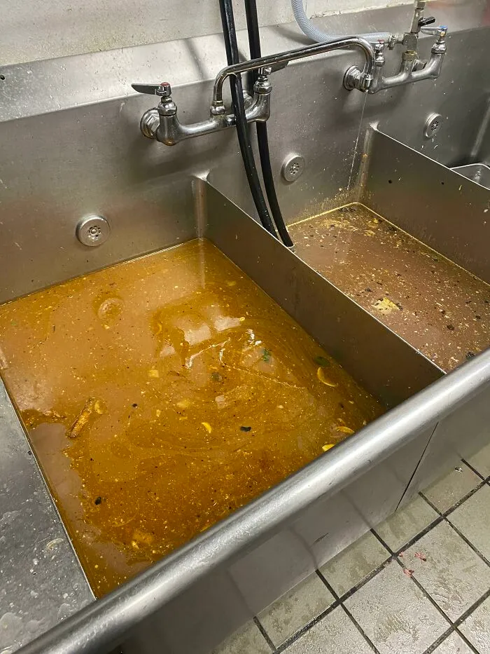 ¡Sopa del día! (El friegaplatos se niega a cambiar el agua y dice que lleva 40 años lavando platos)