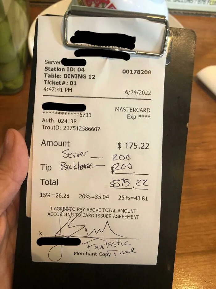 Un milagro: han dejado 200$ de propina para el camarero y otros 200$ para los cocineros