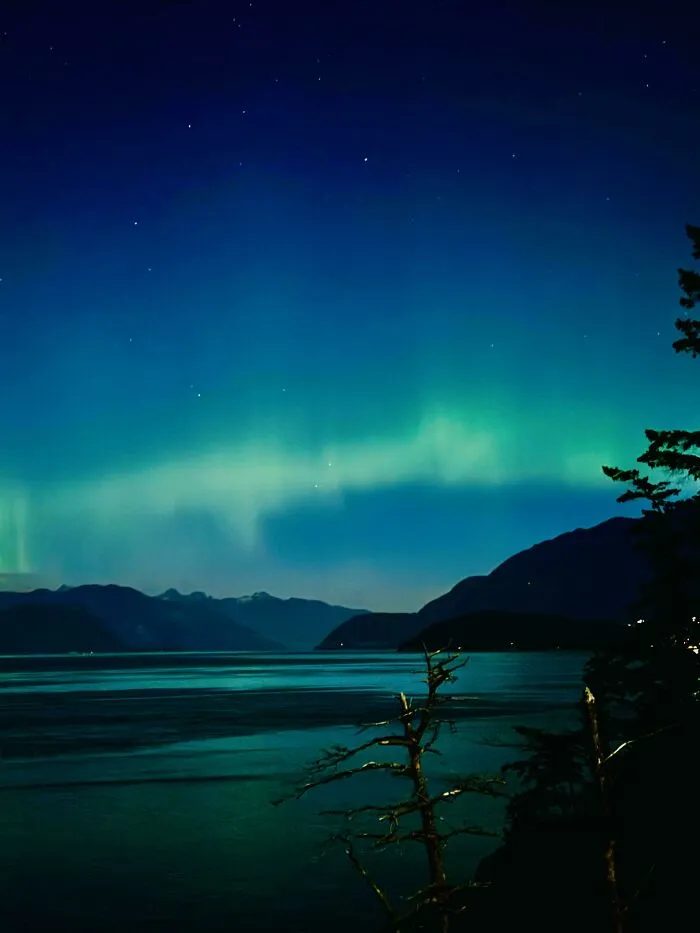 Aurora fotografiada desde el parque Whytecliff