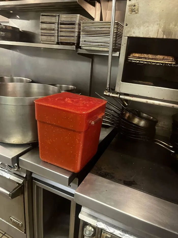 Me doy la vuelta y mi colega está moviendo la salsa de tomate, el tío no derramó ni una gota