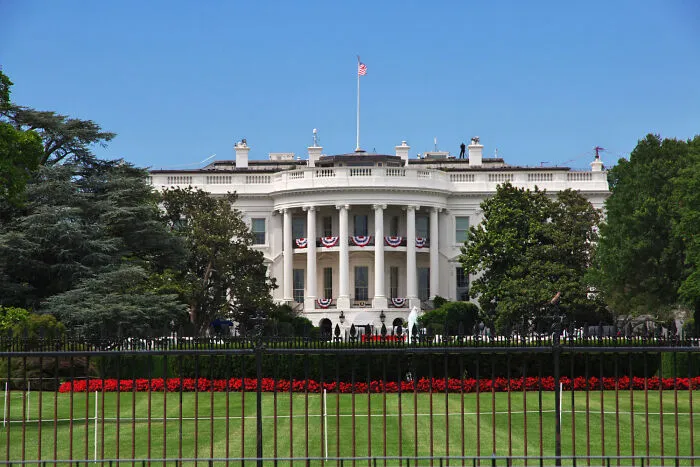 “Flags Everywhere”: Foreigners Share The Most Bizarre Things They Noticed While Visiting The U.S.