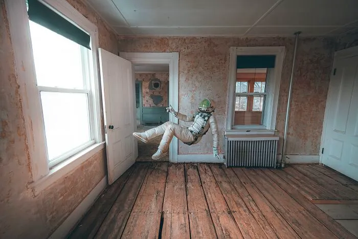 "The Lonely Astronaut": Capturing Self-Portraits In Decaying, Abandoned Environments (40 Pics)