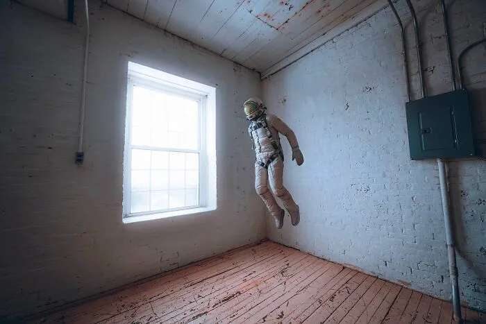 "The Lonely Astronaut": Capturing Self-Portraits In Decaying, Abandoned Environments (40 Pics)