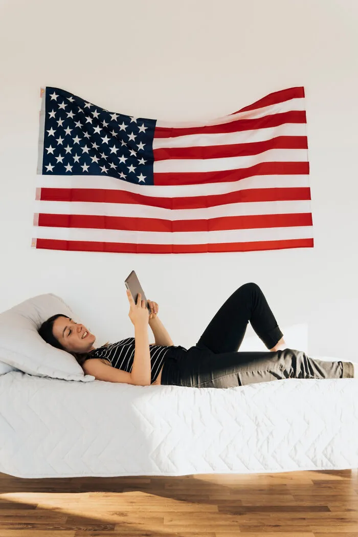 “Flags Everywhere”: Foreigners Share The Most Bizarre Things They Noticed While Visiting The U.S.