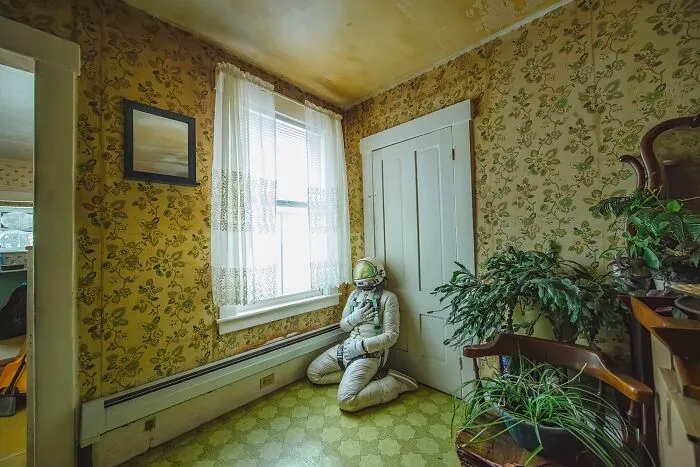 "The Lonely Astronaut": Capturing Self-Portraits In Decaying, Abandoned Environments (40 Pics)