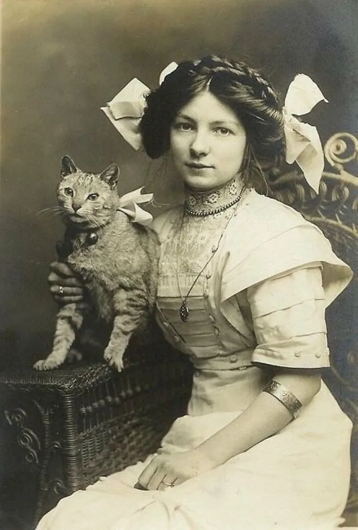 Young Lady With Her Cat, 1910