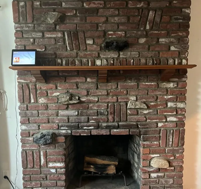 This  <a Style="Display:inline;" Href="Https://Www.amazon.com/Giani-Brick-Transformations-Paint-Whitewashed/Dp/B079mdqnrn?ie=utf8&th=1&linkcode=ll1&tag=bpfig-20&linkid=49c9c7a44f9f179158814cdb91f5bece&language=en_us&ref_=as_li_ss_tl" Target="_blank"><span Style="Font: Inherit; Color: #d74b1f;"> Brick Whitewash Kit </Span> Turns Your Fireplace From “Dated” To “Farmhouse Chic” Without The Mess Of Actual Paint