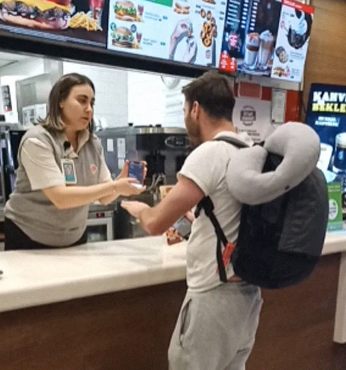 Hombre Karen acosando a empleados de Burger King por su acento en inglés y armando una escena