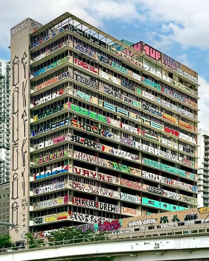 Varios grafiteros se reunieron para rotular este edificio que pronto será demolido en Miami durante Art Basel la semana pasada.