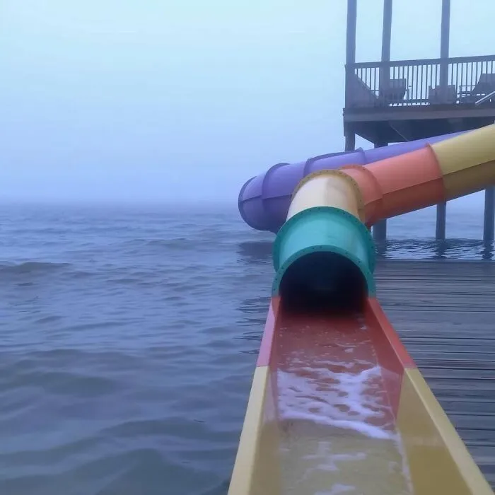 30 Liminal Spaces That You May Either Want To Get Out Of ASAP Or Stay In Forever