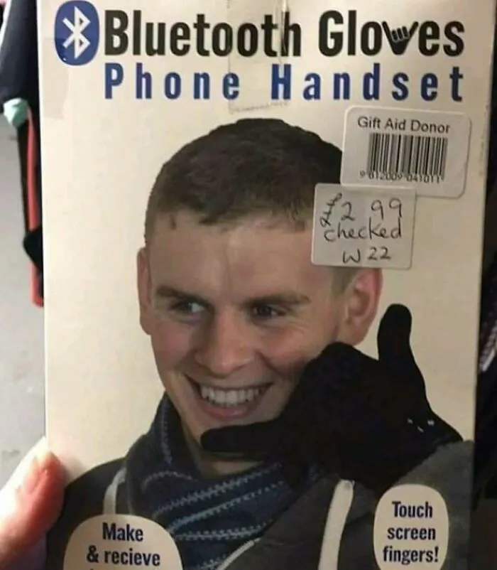Guantes Bluetooth con forma de teléfono; imagen divertida de un hombre usando un guante como auricular.