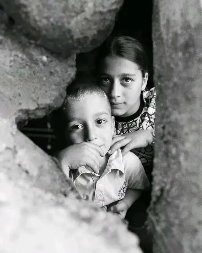 Photographer’s 32 Captivating Photos Show The Emotional Depth Of Childhood