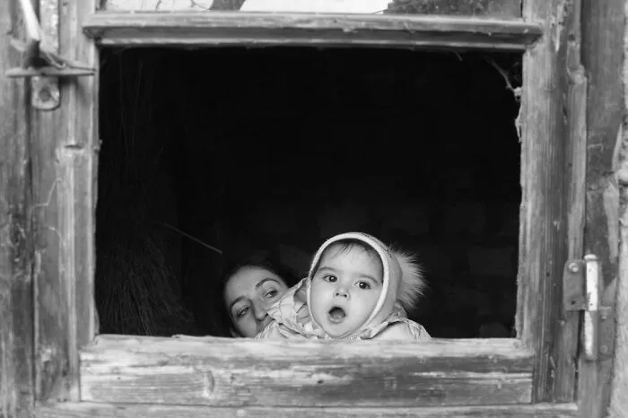 Photographer’s 32 Captivating Photos Show The Emotional Depth Of Childhood