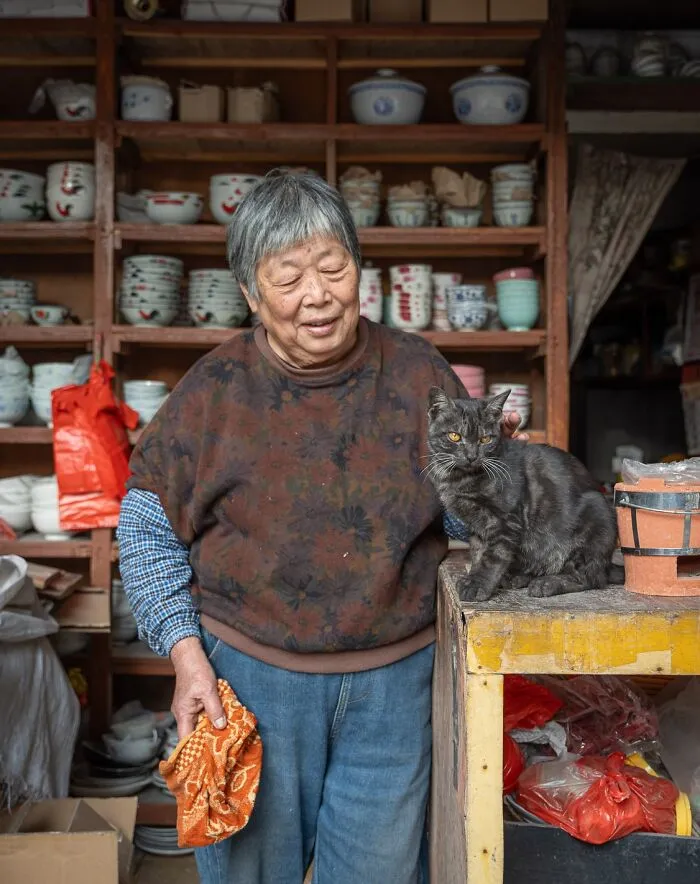 From Hong Kong To Istanbul: 45 Cats Adapted To City Life, Captured By This Photographer (New Pics)